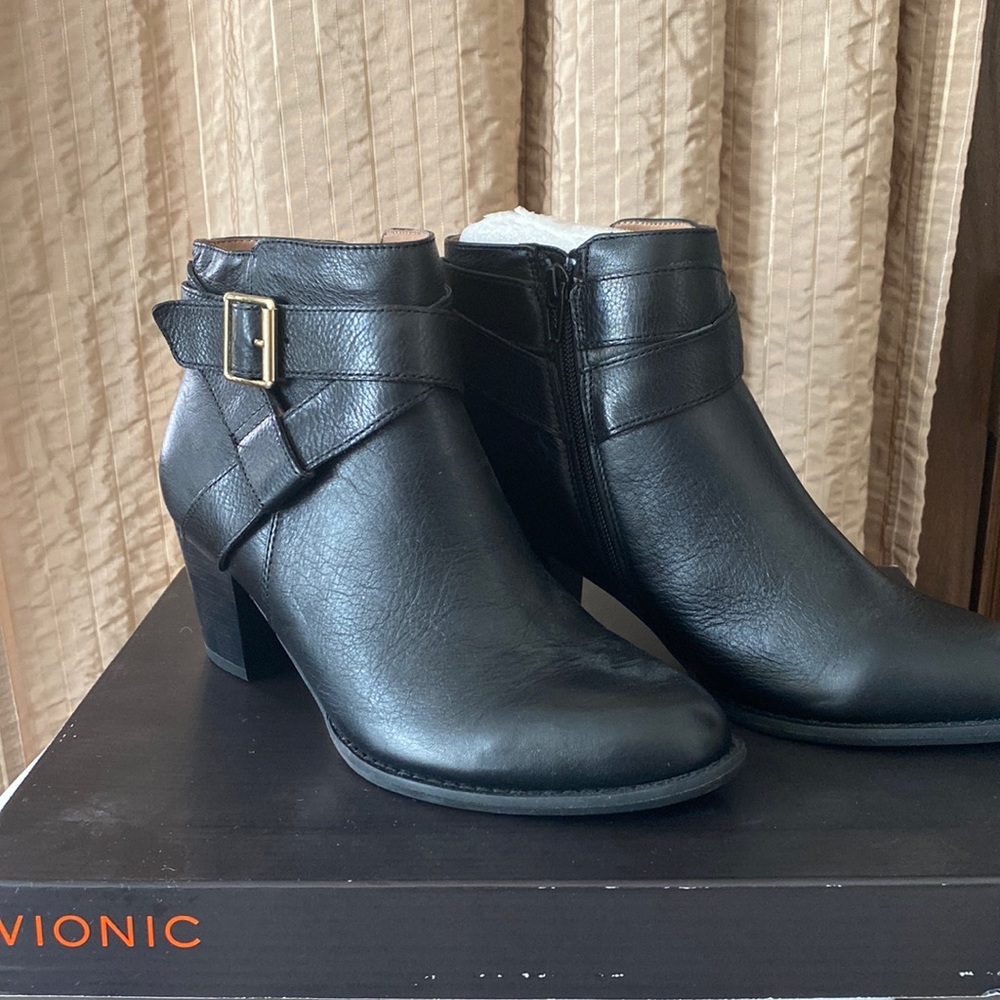 New in Box Vionic upright, trinity, black size 8 ankle boot